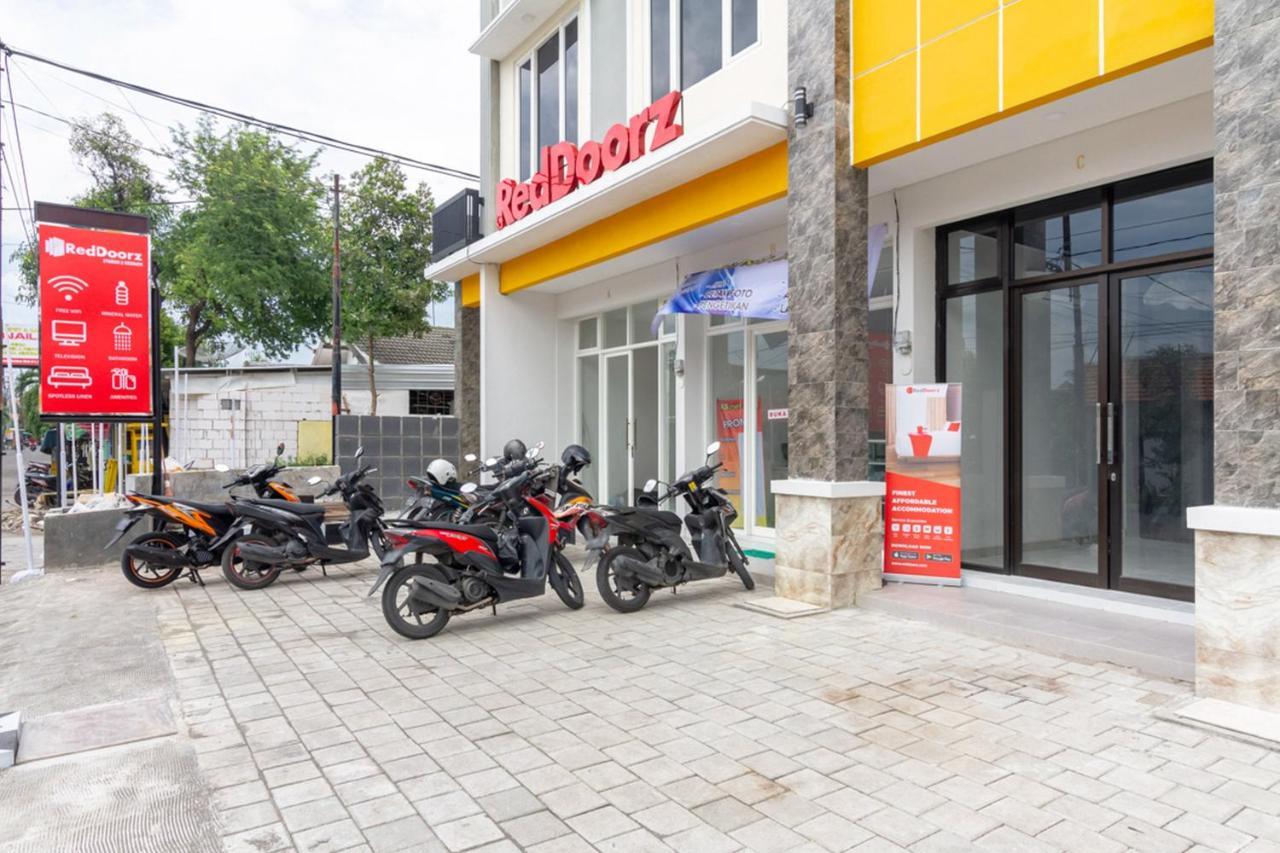מלון סוראבאיה Reddoorz Syariah @ Kebraon מראה חיצוני תמונה